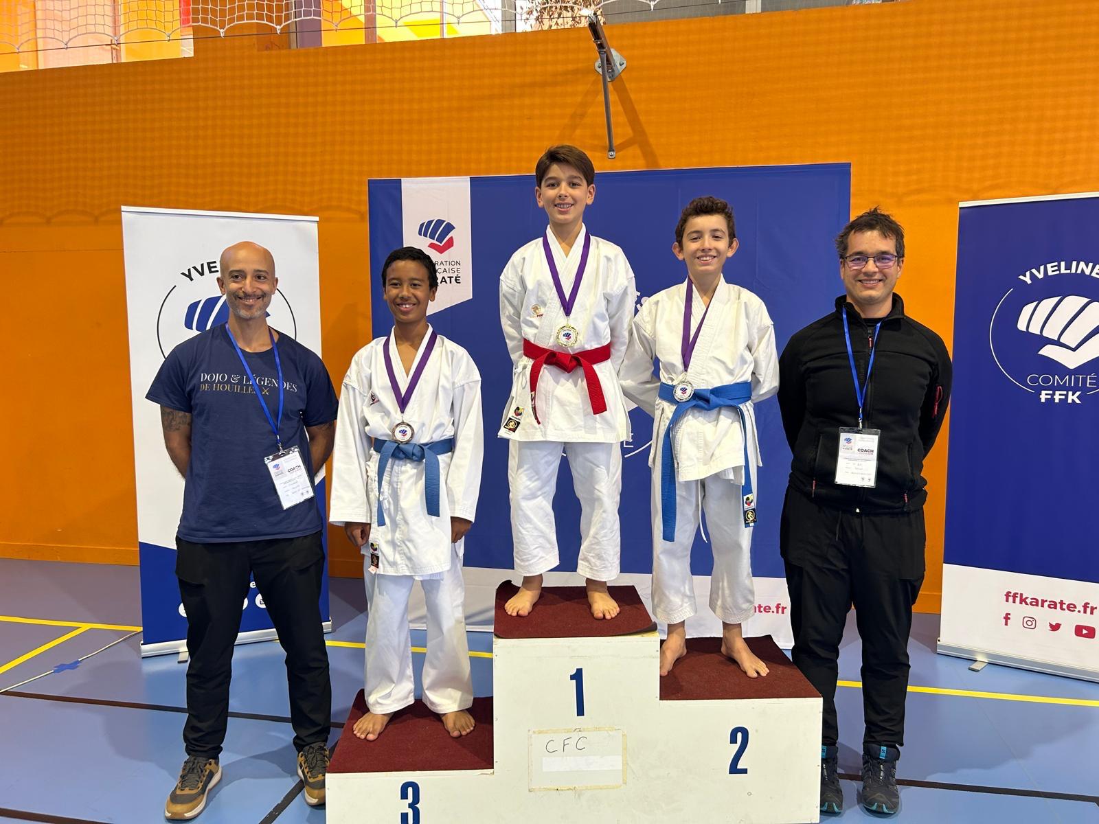 Podium des Championnats des Yvelines de kata : Lucas, Adam M. et Adam B., médaillés, entourés de leurs entraîneurs